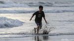 Asyiknya Anak-anak Bermain Bola di Kala Matahari Terbenam