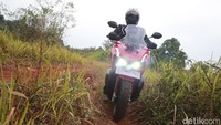 Motor ini menampilkan bodi futuristik dan punya aura maskulin. Lampu depan pakai model dual headlamp layaknya motor sport. Dari tampilannya, lampu LED di bagian depan itu seperti memberikan tatapan tajam.