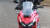 Untuk ukuran skutik 150 cc, mengendarai Honda ADV 150 terbilang masih nyaman. Setangnya nyaman dijangkau tangan sehingga tak mudah lelah saat berkendara.