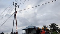 Romantikan menyebut banyaknya infrastruktur kelistrikan yang mengalami kerusakan, mulai dari trafo hingga tiang membutuhkan waktu untuk memperbaikinya. Istimewa/Dok. PLN.