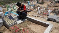 Warga berdoa di dekat nisan yang bertuliskan nama anggota keluarga mereka di Pemakaman Massal Poboya, Palu, Sulawesi Tengah. Jelang setahun bencana gempa, tsunami dan likuefaksi pada 28 September 2019, warga mulai berdatangan ke tempat tersebut untuk mendoakan keluarga mereka yang menjadi korban dalam peristiwa tersebut. Antara Foto/Mohamad Hamzah.