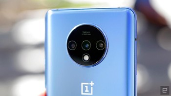 Kamera utamanya menggunakan sensor IMX586. Berpadu dengan kamera tele 12 MP dan lensa wide-screen 16 MP. Untuk kamera depannya 16 MP. Foto: Engadget