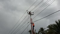 Romantika juga menambahkan, pada hari ini per 12.30 WIT PLN berhasil memulihkan 100% sistem kelistrikan di Kairatu, Seram Bagian Barat yang sebelumnya juga mengalami gangguan akibat gempa serta mengakibatkan kerusakan pada infrastruktur kelistrikan disana. Istimewa/Dok. PLN.