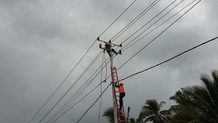PLN terus berupaya pulihkan sistem kelistrikan H+2 pascagempa di Ambon dan sekitarnya. Secara bertahap, sistem kelistrikan di sana sebagian sudah kembali normal.