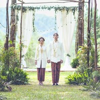 Andien mengenakan kebaya Jawa klasik rancangan Didiet Maulana saat akad nikah pada 2015. Kebaya berbahan lace itu dilengkapi ronce melati yang menambah kesan tradisional. Untuk kainnya, ia memakai kain batik Wahyu Temurun. Foto: Dok. JAYSU Weddings by Jacky Suharto