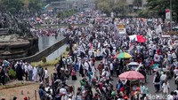 Massa aksi tersebut awalnya berencana melakukan long march hingga ke Istana Negara. Namun, mereka tertahan di kawasan Patung Kuda, Jakarta.
