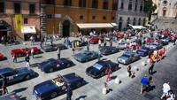Lebih dari 80 mobil klasik Ferrari menjelajahi pusat kota Roma pada hari Minggu sore, dalam pawai melewati monumen-monumen terkenal. Istimewa/Dok. Ferrari.