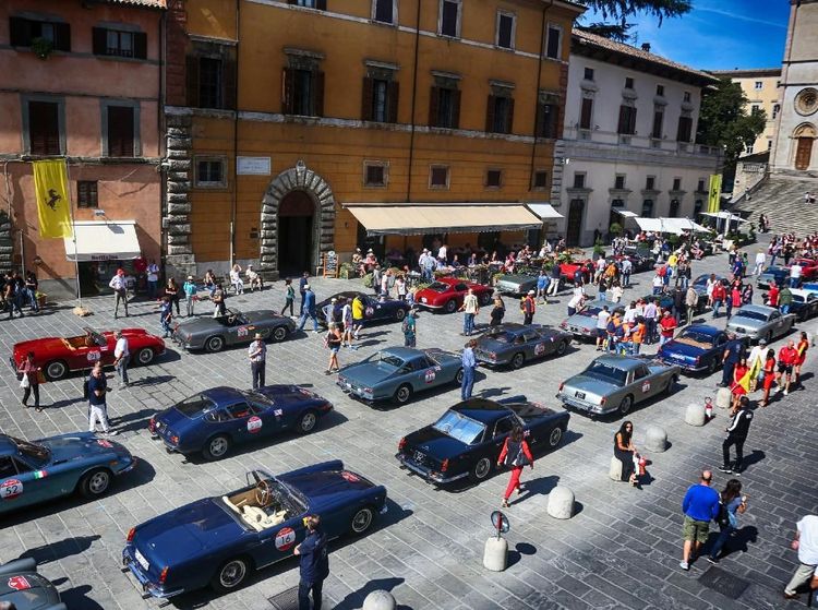 Mobil Klasik Ferrari Konvoi di Roma