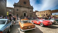 Cavalcade Classiche edisi ketiga diakhiri dengan pertunjukan unik yang memadukan keanggunan abadi dari mobil dengan keindahan Kota Abadi ini. Istimewa/Dok. Ferrari.