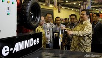 Selain meresmikan pembukaan Indonesia Modification Expo (IMX) 2019 di Balai Kartini, Jakarta, Sabtu (28/9/2019). Menteri Perindustrian (Menperin) Airlangga Hartarto juga berkeliling untuk melihat berbagai kendaraan modifikasi yang ditampilkan di pameran itu. Salah satu kendaraan yang menarik perhatian Airlangga adalah Mobil Pedesaan atau AMMDes bertenaga listrik.