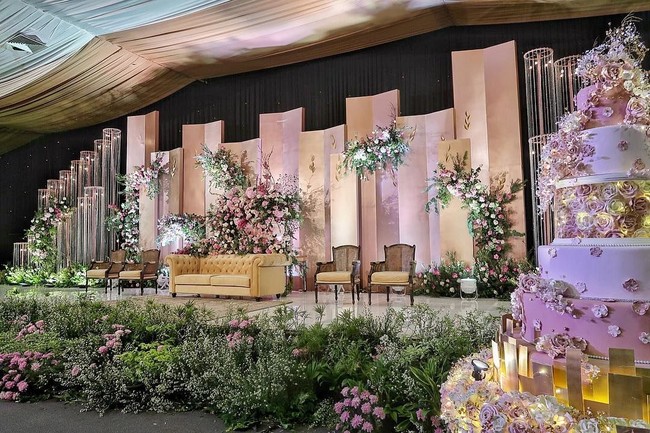 Selain rustic minimalis, dekorasi pernikahan yang juga banyak menjadi pilihan selebriti untuk hari bahagia mereka adalah modern klasik. Tasya Kamila salah satu selebriti yang mengusungnya. Tasya menerapkan dekorasi taman bunga untuk pesta pernikahannya dengan Randi Bachtirar di Balai Kartini Expo, Jakarta pada Agustus 2018. Dekorasi taman bunga membuat pernikahan mantan penyanyi cilik ini terkesan mewah dan elegan. Foto: Instagram