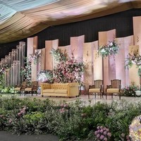 Selain rustic minimalis, dekorasi pernikahan yang juga banyak menjadi pilihan selebriti untuk hari bahagia mereka adalah modern klasik. Tasya Kamila salah satu selebriti yang mengusungnya. Tasya menerapkan dekorasi taman bunga untuk pesta pernikahannya dengan Randi Bachtirar di Balai Kartini Expo, Jakarta pada Agustus 2018. Dekorasi taman bunga membuat pernikahan mantan penyanyi cilik ini terkesan mewah dan elegan. Foto: Instagram