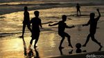 Asyiknya Anak-anak Bermain Bola di Kala Matahari Terbenam