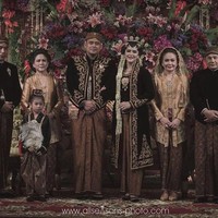 Jawa klasik menjadi tema utama dekorasi untuk resepsi pernikahan Kahiyang Ayu dan Bobby yang digelar di Graha Saba Buana, Solo, November 2017. Namun pengemasannya terasa modern sehingga terasa kekinian. Gebyok yang menjadi latar pelamaninan dihiasi rangkaian bunga yang dramatis. Foto: Instagram