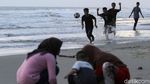 Asyiknya Anak-anak Bermain Bola di Kala Matahari Terbenam