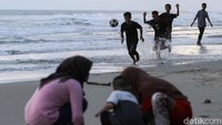 Selain bermain bola, ada pula anak-anak lain yang bermain pasir di pinggir Pantai Lantik, Teupah Barat, Pulau Simeulue, Aceh, sembari menyaksikan panorama alam yang memukau saat matahari terbenam.
