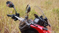 Sedikit ke atas, Honda ADV 150 memiliki windshield yang bisa disetel dua tingkat. Windshieldnya memang kecil sehingga terkesan tidak terlalu melindungi pengendaranya dari angin. Tapi mungkin ada windshield aftermarket yang mampu mendongkrak tampilan dan fungsinya.