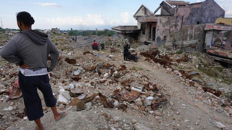 1 Tahun Gempa dan Tsunami di Palu Gempa dan tsunami terjadi di Palu juga Donggala pada 28 September 2018 lalu. Satu tahun sudah bencana itu terjadi. Seperti apa potretnya kini?