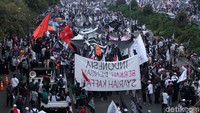 Pantauan di lokasi, Jalan Medan Merdeka Barat, Jakarta Pusat, Sabtu (28/9/2019), massa aksi membentangkan bendera tauhid raksasa sekitar pukul 09.53 WIB. Ada sekitar 30 orang yang mengangkat dan membawa bendera tauhid tersebut. Ukuran bendera sekitar 30x10 meter berwarna hitam. Massa membawa bendera tauhid berkeliling di sekitaran air mancur Patung Kuda.