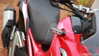 Bagian depan motor ini terlihat kekar, menampilkan aura gagah pada ADV 150. Lampu sein dibuat model terpisah dengan ukuran yang kecil. Shock breaker depan Honda ADV 150 juga terlihat sangat kokoh. Apalagi ditambah ban yang polanya menyerupai ban dual-purpose.