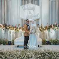 Resepsi pernikahan Lindswell Kwok dan Achmad Hulaefi tampak indah dengan dekorasi serba putih. Dekorasi pesta di area foyer hingga pelaminan dipercayakan Lindswell Kwok dan Achmad Hulaefi pada White Pearl Decoration. Ellien Tirtana selaku pendiri dan desainer White Pearl Decoration menjelaskan bahwa konsep desain pesta pernikahan Sang Ratu Wushu minimalis dan modern. Menurut Ellien, dekorasi pernikahan modern minimalis memang sangat booming pada 2018 hingga 2019 ini. Foto: Instagram