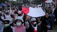 Massa nampak membawa bendera Merah Putih dan sejumlah poster juga spanduk serta poster saat ikut serta aksi di kawasan Patung Kuda, Jakarta.
