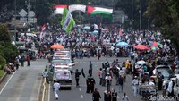 Massa menuju Masjid Istiqlal melalui Jalan Medan Merdeka Selatan.