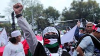 Sesekali massa memekikkan takbir seraya berjalan berkeliling membawa bendera tauhid ukuran besar itu. Massa lain membawa ukuran bendera tauhid lebih kecil yang diikatkan ke potongan bambu.