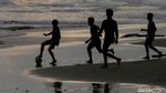 Asyiknya Anak-anak Bermain Bola di Kala Matahari Terbenam