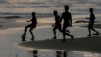 Meski bermain di atas pasir, anak-anak di salah satu pulau terluar Indonesia itu tetap semangat bermain bola.