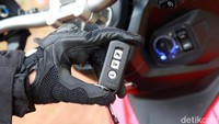 Fitur bermanfaat lainnya yang disematkan pada skutik ini adalah Honda Smart Key System. Motor ini tak perlu anak kunci karena sudah menggunakan siistem keyless, pengoperasian kunci kontak jadi lebih sederhana dan tentunya lebih aman dari pencurian.