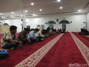 Mahasiswa di Makassar Doa Bersama untuk Korban Tertabrak Mobil Polisi