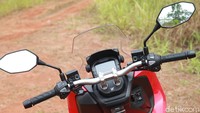 Skutik ini sudah menggunakan setang model fatbar dan membuat aura motor penjelajahnya lebih hidup. Di balik setangnya ada layar speedometer digital yang menampilkan banyak informasi. Desain speedometer Honda ADV 150 ini cukup menarik, bentuknya kotak, kecil seperti sebuah perangkat GPS.