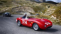 Para pengendara ikut serta dalam konvoi mobil klasik Ferarri di kawasan kota Roma, Italia. Istimewa/Dok. Ferrari.