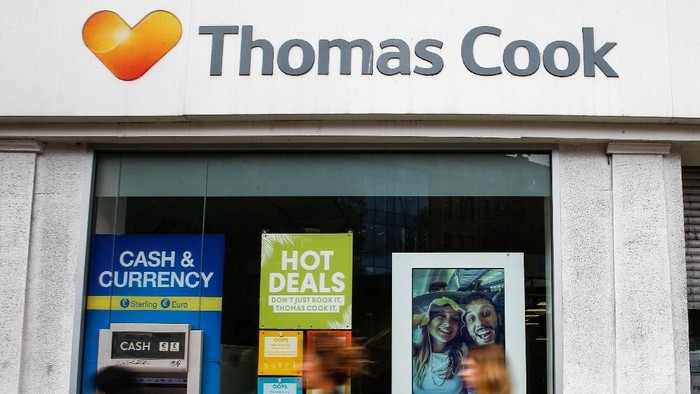 People walk past a closed Thomas Cook store in London, Britain, September 23, 2019. REUTERS/Henry Nicholls