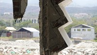 Warga kembali mendatangi lokasi tersebut jelang setahun bencana gempa, tsunami dan likuefaksi pada 28 September 2019 untuk melihat kondisi terakhir bekas rumah mereka. Istimewa/Antara Foto/Oscar Motuloh.