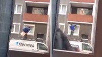 Kurir ekspedisi ini tertangkap kamera sedang melemparkan sebuah paket ke lantai dua apartemen pelanggannya. Istimewa/Dok. Boredpanda.