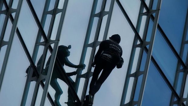 'Spiderman' Prancis Ditangkap Setelah Panjat Gedung Skyper di Jerman