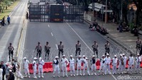 Sejumlah petugas kepolisian nampak bersiaga di area sekitar depan Istana. Kendaraan taktis yakni 2 water cannon dan barracuda juga disiagakan di sekitar Istana. Kawat berduri pun juga terlihat disana.