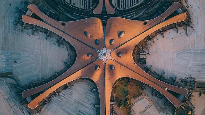 Bandara Daxing, Beijing, China menyandang gelar bandara terbesar di dunia dengan 1 bangunan terminal didesain seperti Patrick di kartun Spongebob. Lihat yuk.