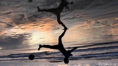 Asyiknya Anak-anak Bermain Bola di Kala Matahari Terbenam
