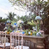 Selain Putri Marino, selebriti lainnya yang juga mengusung garden party untuk resepsi pernikahan mereka adalah Tyas Mirasih. Sentuhan biru terlihat diterapkan dalam dekorasi pernikahan Tyas dan Raiden Soedjono. Meja makan ditata cantik dengan hiasan buah dan bunga bernuansa biru. Ditambah hiasan lampu gantung yang menambah suasana semakin romantis saat senja tiba. Foto: Instagram