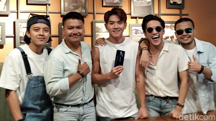 Boyband SMASH dan Oppo A9 2020 (Aisyah Kamaliah/detikINET) Boyband SMASH dan Oppo A9 2020 (Aisyah Kamaliah/detikINET)