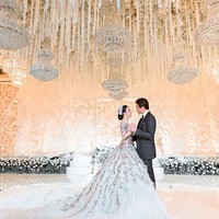 Syahrini dan Reino Barack memilih dekorasi pernikahan mewah serba putih untuk resepsi pernikahan kedua mereka yang digelar di Hotel Four Seasons, Jakarta. Lampu chandelier dan bunga-bunga yang menjuntai serta tirai manik-manik berwarna putih mengukuhkan kesan mewah di pernikahan Syahrini dan Reino. Foto: Instagram