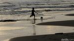 Asyiknya Anak-anak Bermain Bola di Kala Matahari Terbenam