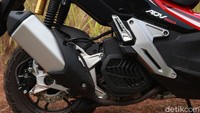 Kesan sporty terus mengalir hingga ke bagian belakang, dengan hadirnya lampu rem LED berbentuk X, lengkap dengan dengan desain lampu sein terpisah dan sepatbor model gantung. Tak ketinggalan, motor ini sudah dibekali shock breaker belakang tabung dari Showa.
