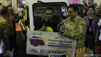 Pada kesempatan itu Airlangga memberikan penghargaan pada pemenag kontes desain AMMDes Digimodz yang mana hasilnya direalisasikan oleh PT Kreasi Mandiri Wintor Indonesia (KMWI).