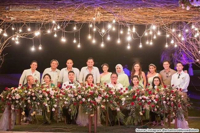 Putri Marino dan Chicco Jerikho menggelar pemberkatan pernikahan di Sofitel Bali Nusa Dua Beach Resort pada 3 Maret 2018. Pada malam harinya pesta pernikahan digelar di tempat yang sama hanya saja di area outdoor. Mengusung konsep pesta kebun, Putri Marino dan Chicco menerapkan dekorasi rustic. Ranting-ranting kayu dibuat menjadi hiasan di area pelaminan. Foto: Instagram