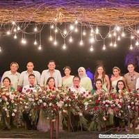 Putri Marino dan Chicco Jerikho menggelar pemberkatan pernikahan di Sofitel Bali Nusa Dua Beach Resort pada 3 Maret 2018. Pada malam harinya pesta pernikahan digelar di tempat yang sama hanya saja di area outdoor. Mengusung konsep pesta kebun, Putri Marino dan Chicco menerapkan dekorasi rustic. Ranting-ranting kayu dibuat menjadi hiasan di area pelaminan. Foto: Instagram