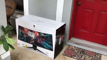 Ditaruh di luar begitu saja tanpa pembungkus, padahal gadget mahal. Foto: Bored Panda